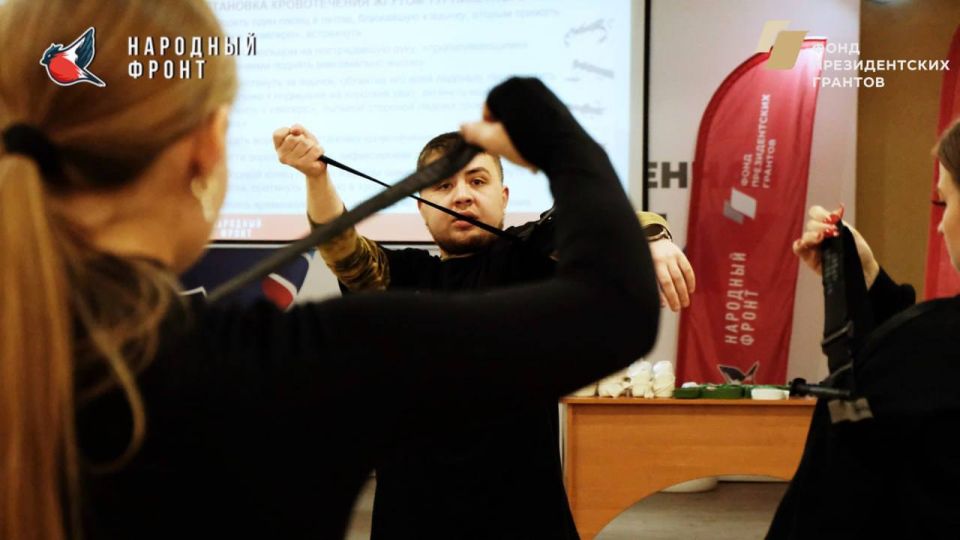 Молодёжка Народного фронта ЛНР провела мастер-класс по программе "СТОП КРОВЬ" для активистов Молодёжки НФ и студентов из волонтёрской организации института управления и государственной службы «Хочу помочь!» ФГБОУ ВО «ЛГУ им.... Молодёжка Народного фронта ЛНР провела мастер-класс по программе "СТОП КРОВЬ" для активистов Молодёжки НФ и студентов из волонтёрской организации института управления и государственной службы «Хочу помочь!» ФГБОУ ВО «ЛГУ им....