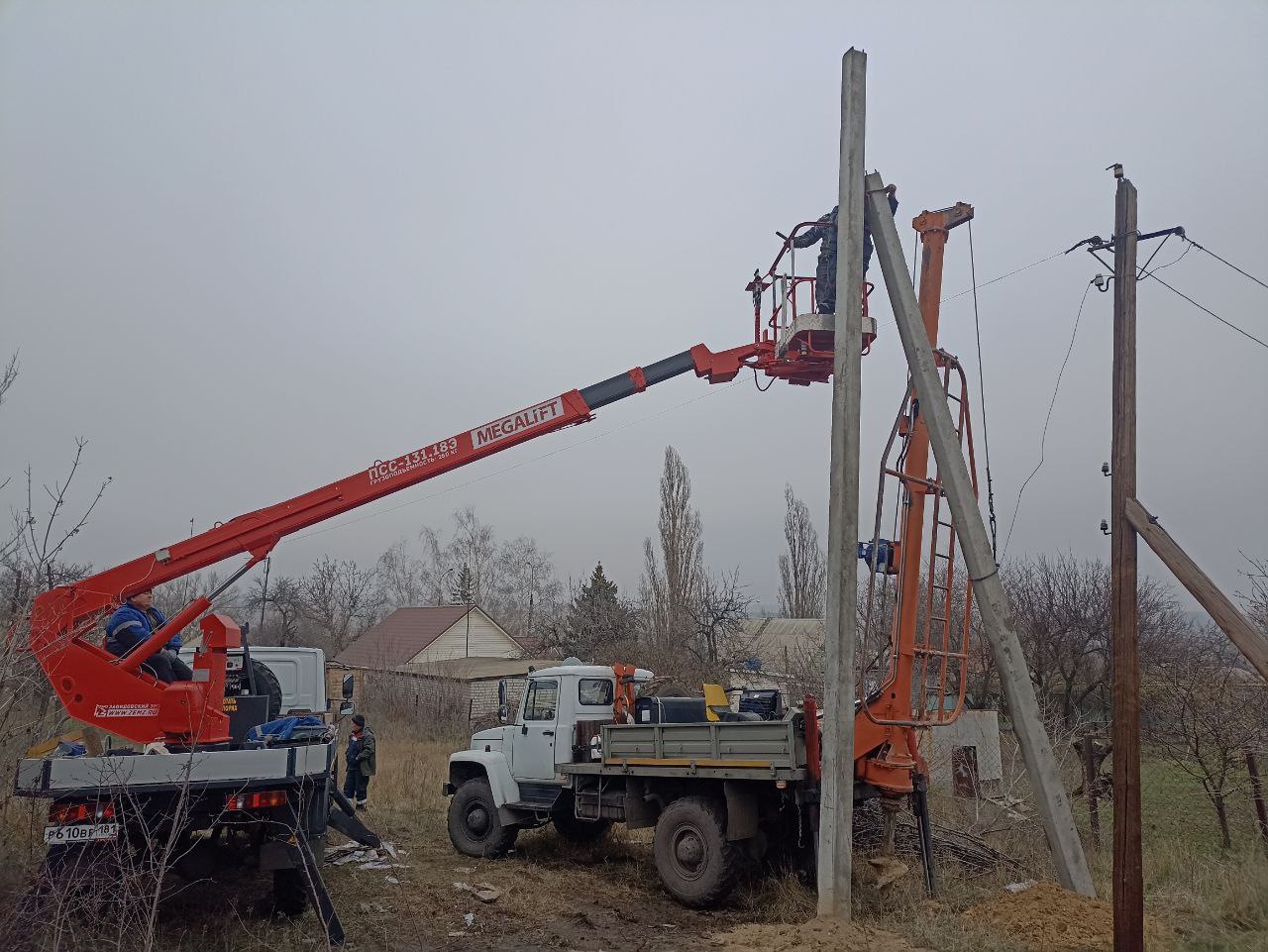 Произведена замена старых опор и проводов линии электропередач на нескольких улицах города Краснодон! Произведена замена старых опор и проводов линии электропередач на нескольких улицах города Краснодон!