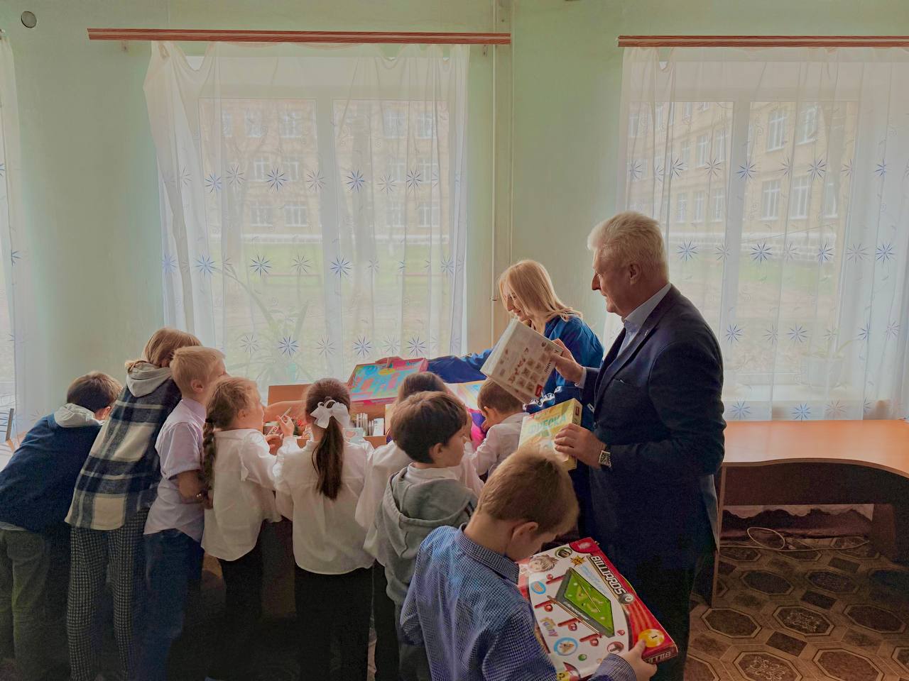 Сергей Козенко: Сегодня совместно с заместителем секретаря местного отделения партии «Единая Россия» в сфере молодежи Юлией Котовской посетил детский дом — структурное подразделение Краснодонского УВК «Забота» в разгар... Сергей Козенко: Сегодня совместно с заместителем секретаря местного отделения партии «Единая Россия» в сфере молодежи Юлией Котовской посетил детский дом — структурное подразделение Краснодонского УВК «Забота» в разгар...