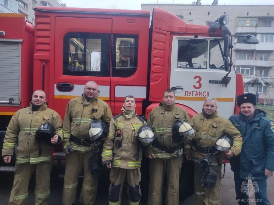 В Луганске спасатели на пожаре эвакуировали мать и четверых детей