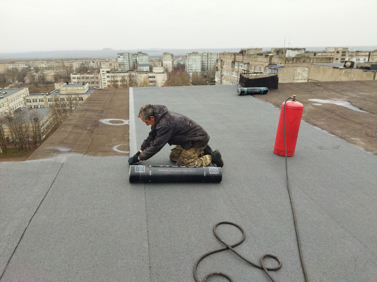 Капитальный ремонт кровель в Ровеньках продолжается Капитальный ремонт кровель в Ровеньках продолжается