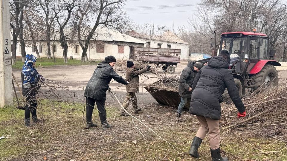 Коммунальщики в деле: Работы МУП "ЖЭК" по благоустройству Коммунальщики в деле: Работы МУП "ЖЭК" по благоустройству