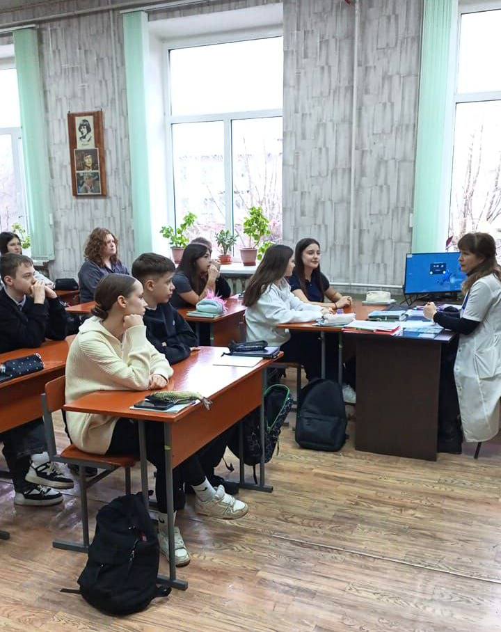 Специалист Свердловской ГДБ провела профориентационную работу для учащихся Свердловской СШ №11