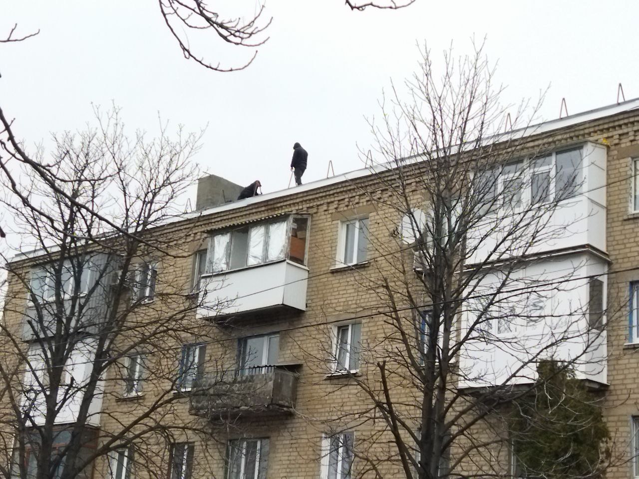 Капитальный ремонт кровель в Ровеньках продолжается Капитальный ремонт кровель в Ровеньках продолжается