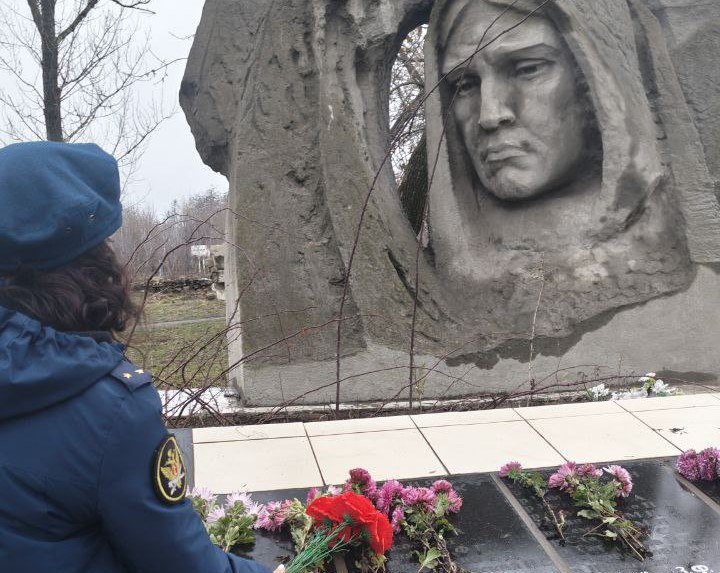 Сотрудники ИЦ-1 республиканского УФСИН возложили цветы к монументу «Скорбящая мать»