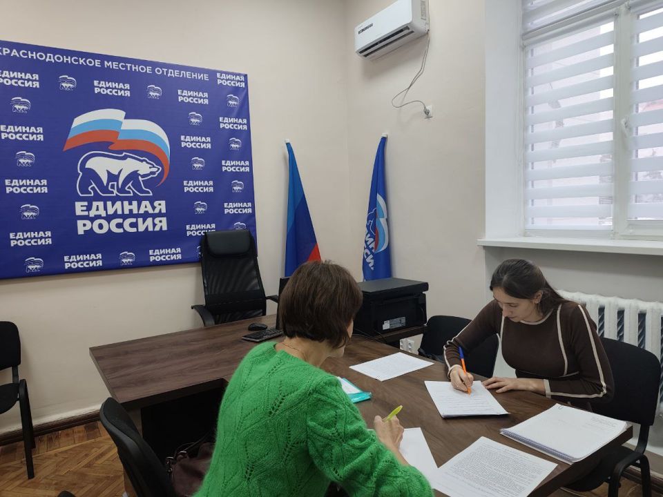 Сегодня в местной общественной приёмной Партии "Единая Россия" состоялся приём граждан по вопросам образования Сегодня в местной общественной приёмной Партии "Единая Россия" состоялся приём граждан по вопросам образования