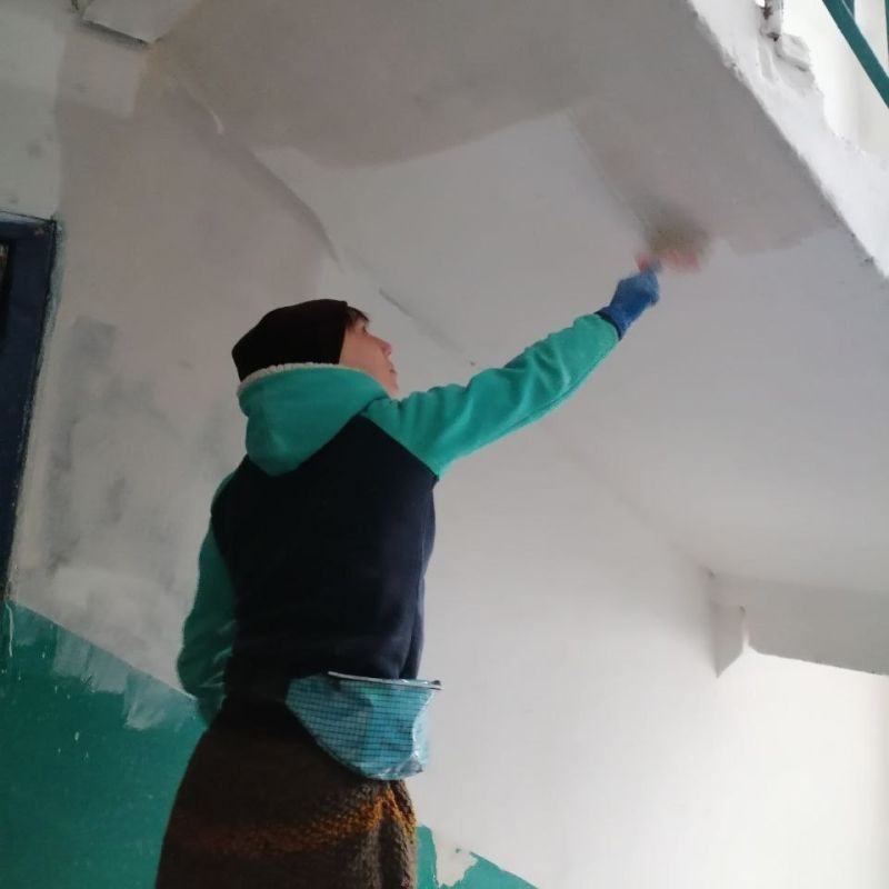 Специалисты Ровеньковского филиала НКО выполняют работы по текущему ремонту подъездов многоквартирных домов Специалисты Ровеньковского филиала НКО выполняют работы по текущему ремонту подъездов многоквартирных домов