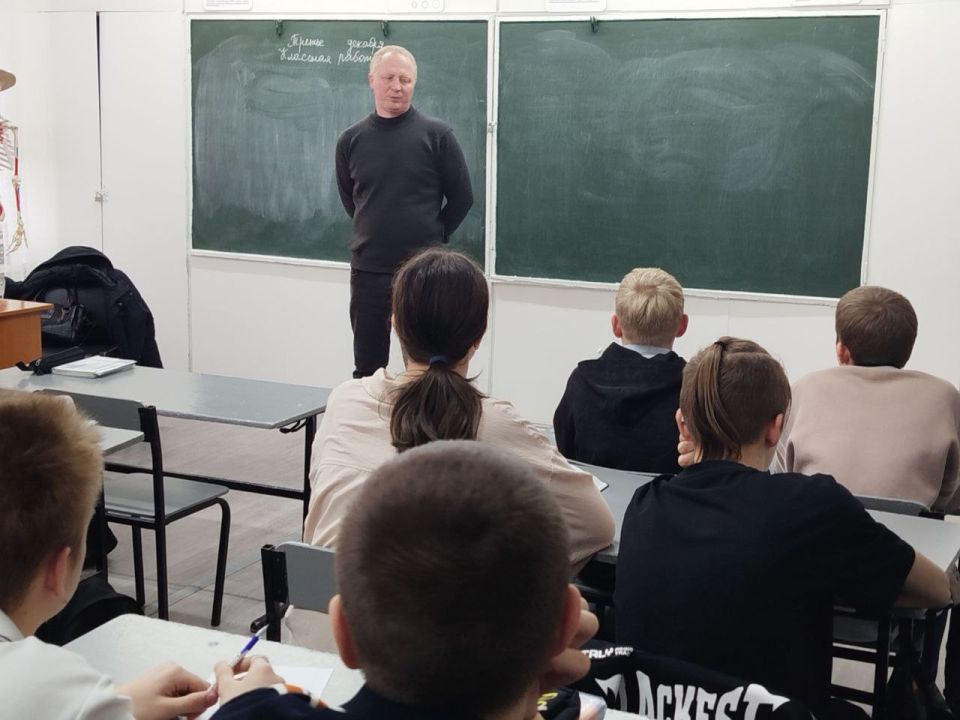 В Ровеньковской школе № 6 им. О.В. Анащенко начальник ОДН МВД России «Ровеньковский» Артем Ревенко провел познавательную беседу, посвященную вопросам противодействия терроризму и экстремизму В Ровеньковской школе № 6 им. О.В. Анащенко начальник ОДН МВД России «Ровеньковский» Артем Ревенко провел познавательную беседу, посвященную вопросам противодействия терроризму и экстремизму
