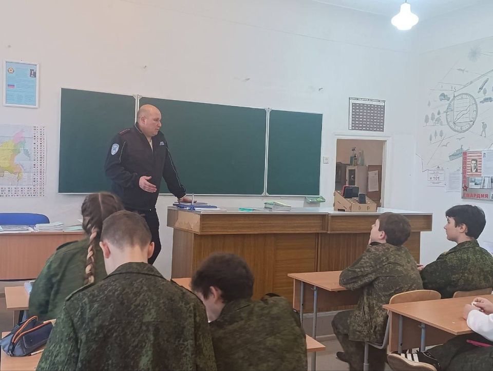 В рамках партийного проекта "Безопасные дороги" партии "Единая Россия" инструктаж по правилам дорожного движения для обучающихся Брянковской гимназии провел инспектор по пропаганде безопасности дорожного движения ГИБДД ОМВД...