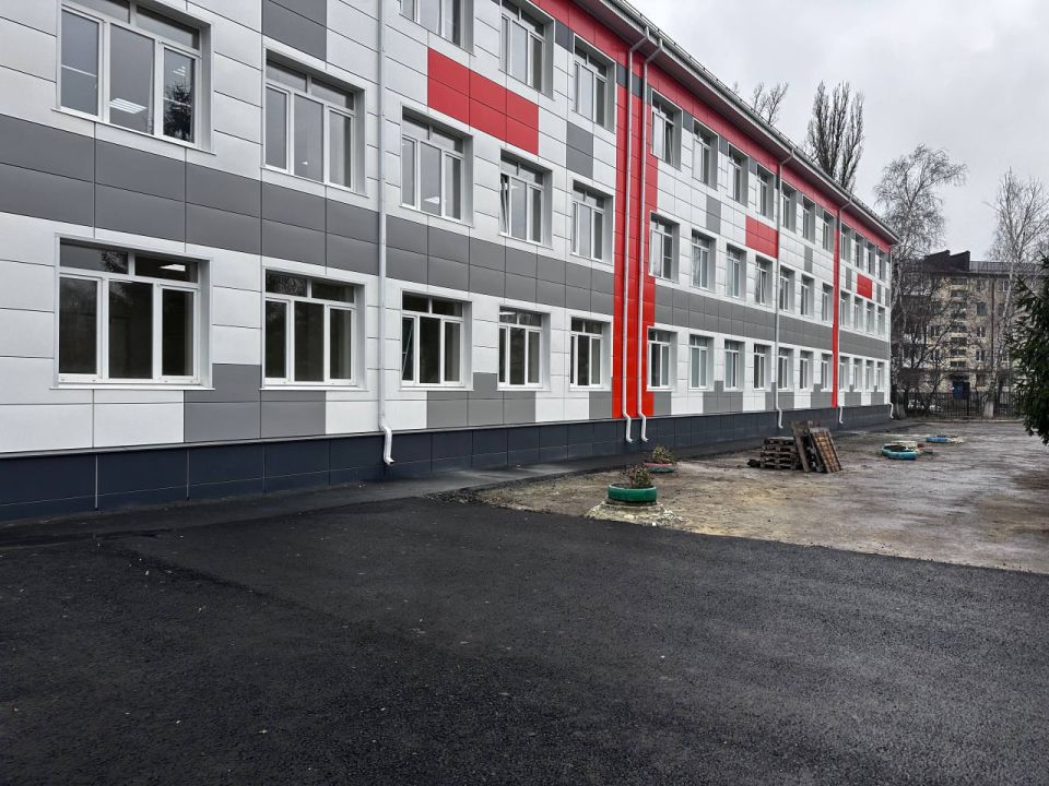 Константин Бутримов: На страже будущего: контроль за ремонтом школ в Антраците Константин Бутримов: На страже будущего: контроль за ремонтом школ в Антраците