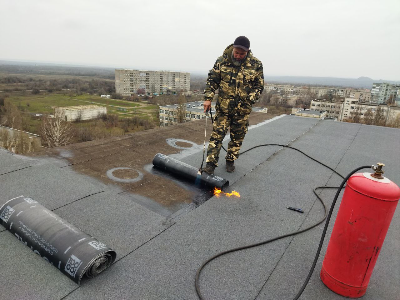 Капитальный ремонт кровель в Ровеньках продолжается Капитальный ремонт кровель в Ровеньках продолжается