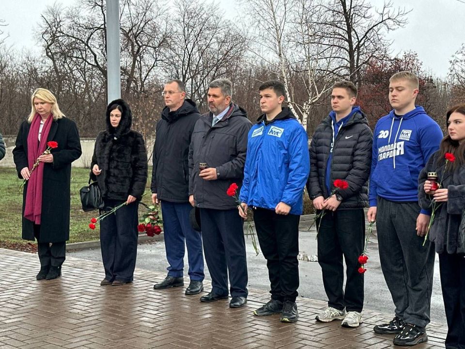 День Неизвестного Солдата в муниципалитетах ЛНР — молодёжь сохраняет память День Неизвестного Солдата в муниципалитетах ЛНР — молодёжь сохраняет память