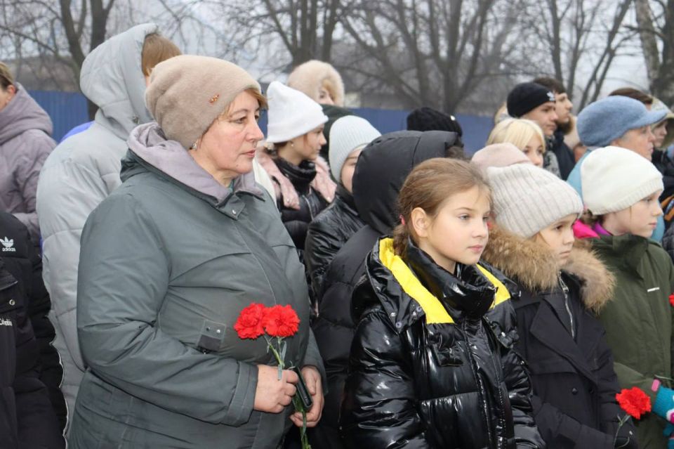 Торжественная церемония открытия обновленного мемориала на Братской могиле красноармейцев, погибших при защите города, состоялась в Алмазной, на гранитной плите к ранее высеченным именам 12 солдат добавились имена еще 28... Торжественная церемония открытия обновленного мемориала на Братской могиле красноармейцев, погибших при защите города, состоялась в Алмазной, на гранитной плите к ранее высеченным именам 12 солдат добавились имена еще 28...