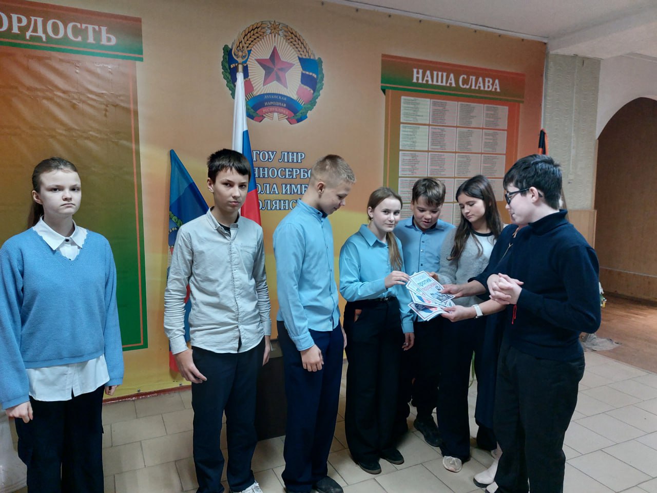 С целью противодействия идеологии терроризма, работники Славяносербской центральной детской библиотеки посетили Славяносербскую СШ им. Д. Полянского, где вручили учащимся старших классов листовки с информацией о том, как... С целью противодействия идеологии терроризма, работники Славяносербской центральной детской библиотеки посетили Славяносербскую СШ им. Д. Полянского, где вручили учащимся старших классов листовки с информацией о том, как...