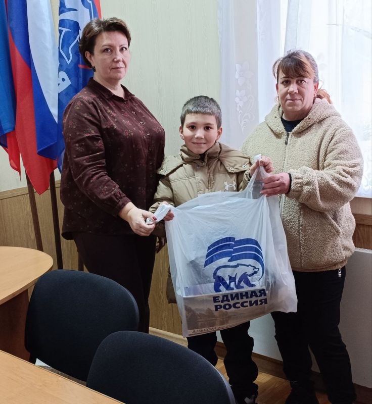 Антрацитовские единороссы подарили радость детям в рамках акции «Коробка храбрости» Антрацитовские единороссы подарили радость детям в рамках акции «Коробка храбрости»
