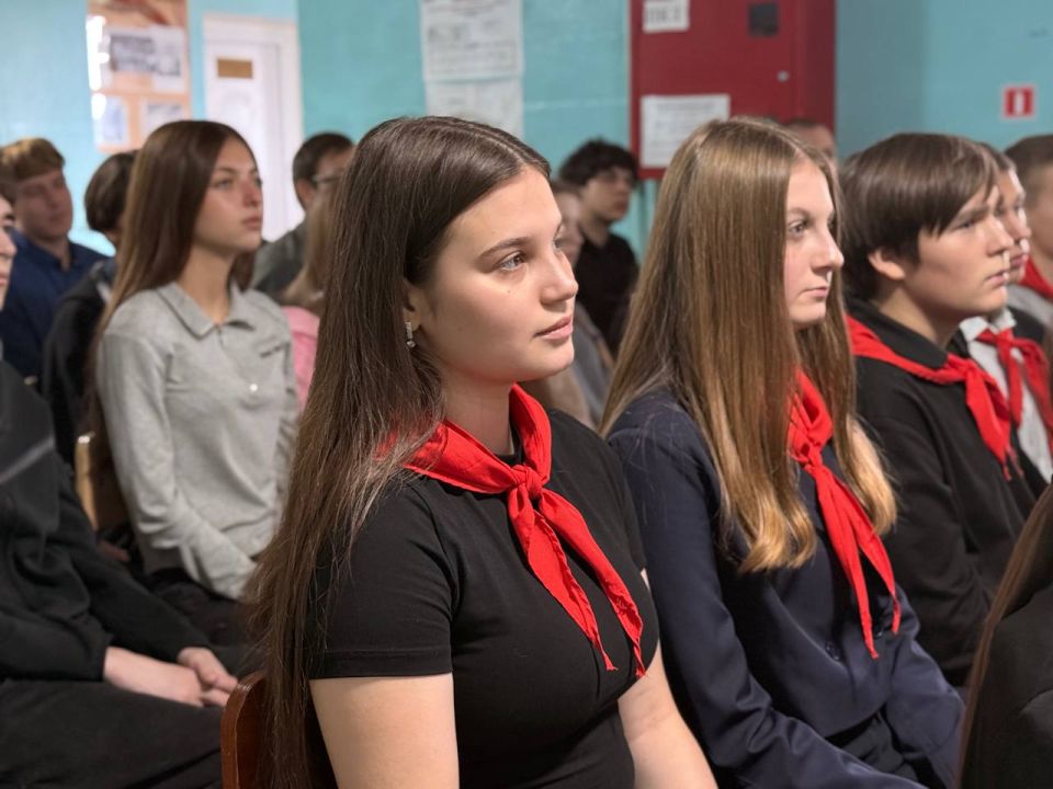 В Славяносербском муниципальном округе состоялся важный разговор о будущем с молодежью В Славяносербском муниципальном округе состоялся важный разговор о будущем с молодежью