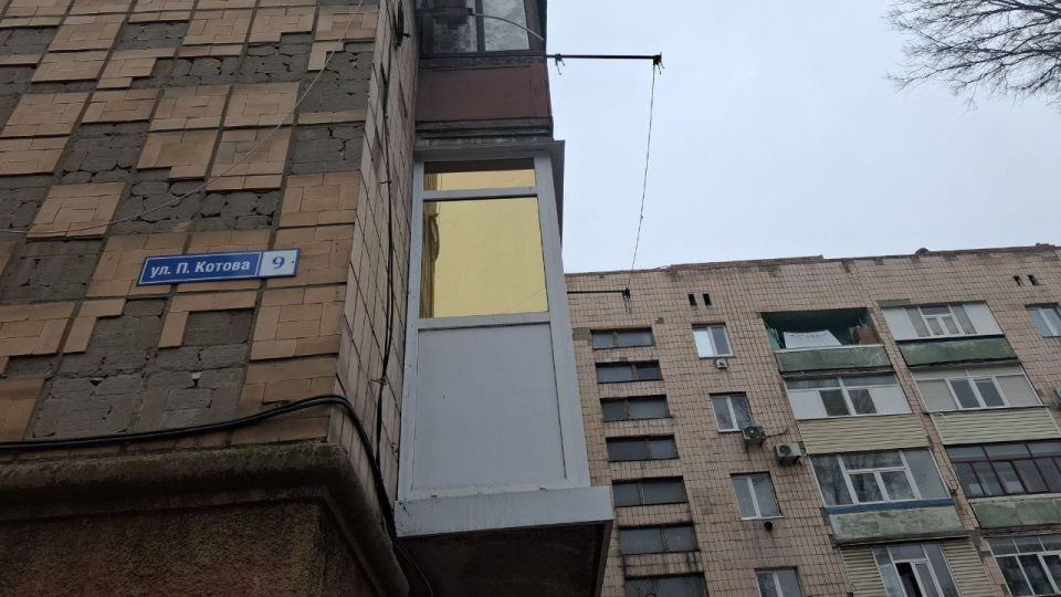 Краснодон, ул. Петра Котова, д.9. По этому адресу тюменские строители ведут капитальный ремонт кровли Краснодон, ул. Петра Котова, д.9. По этому адресу тюменские строители ведут капитальный ремонт кровли