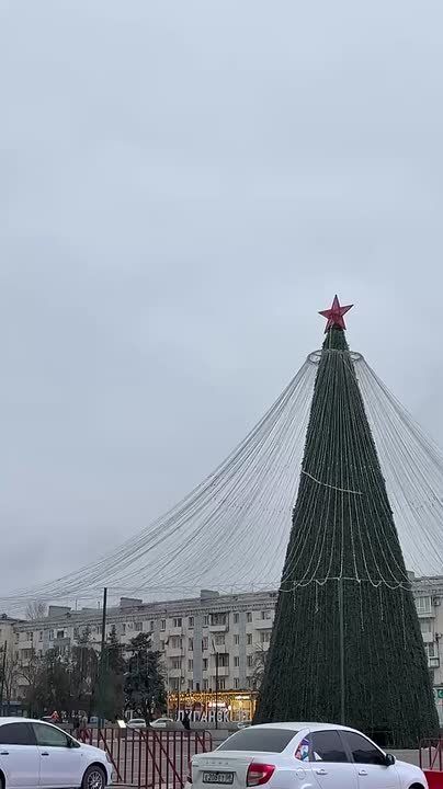 Установка шатра на главной ёлке почти завершена