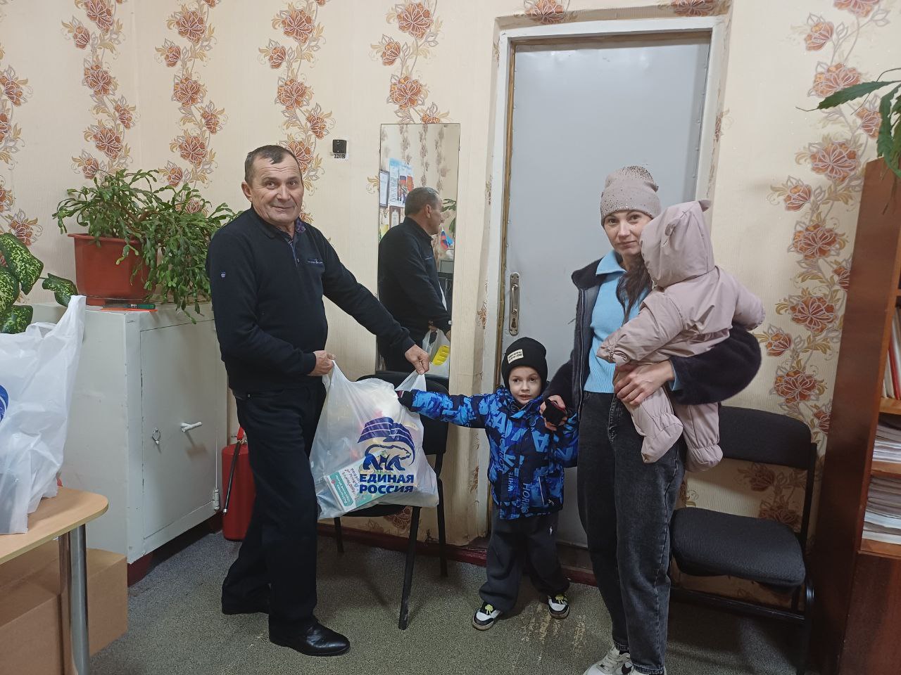 Антрацитовские единороссы подарили радость детям в рамках акции «Коробка храбрости» Антрацитовские единороссы подарили радость детям в рамках акции «Коробка храбрости»