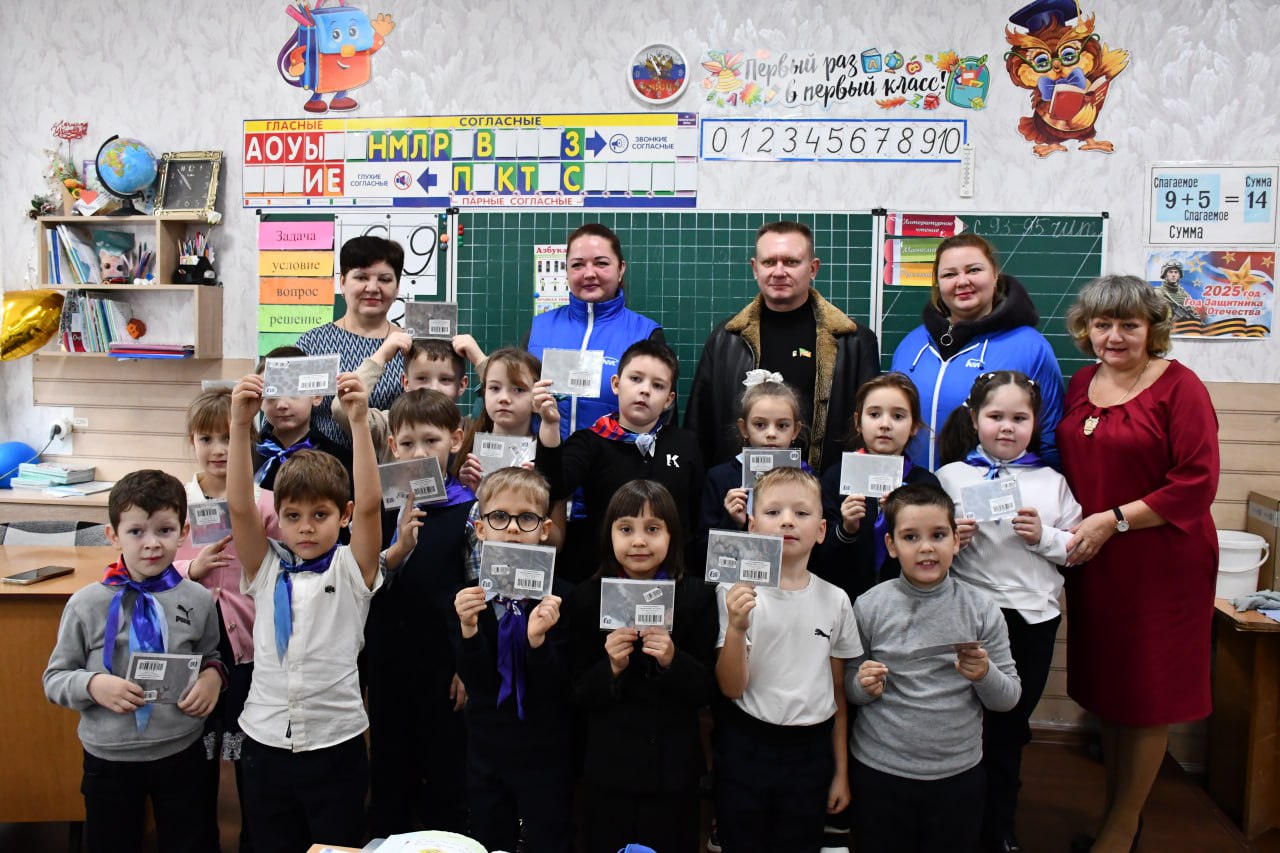 Около 100 светоотражающих наклеек вручили всем первоклассникам Первомайского городского округа