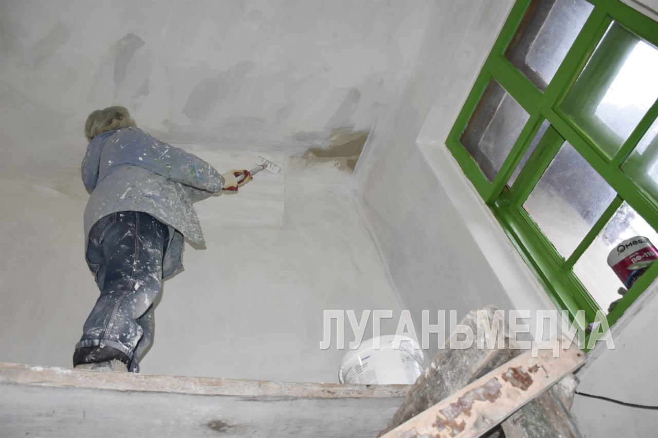 В Красном Луче ведется ремонт подъездов многоквартирных домов В Красном Луче ведется ремонт подъездов многоквартирных домов