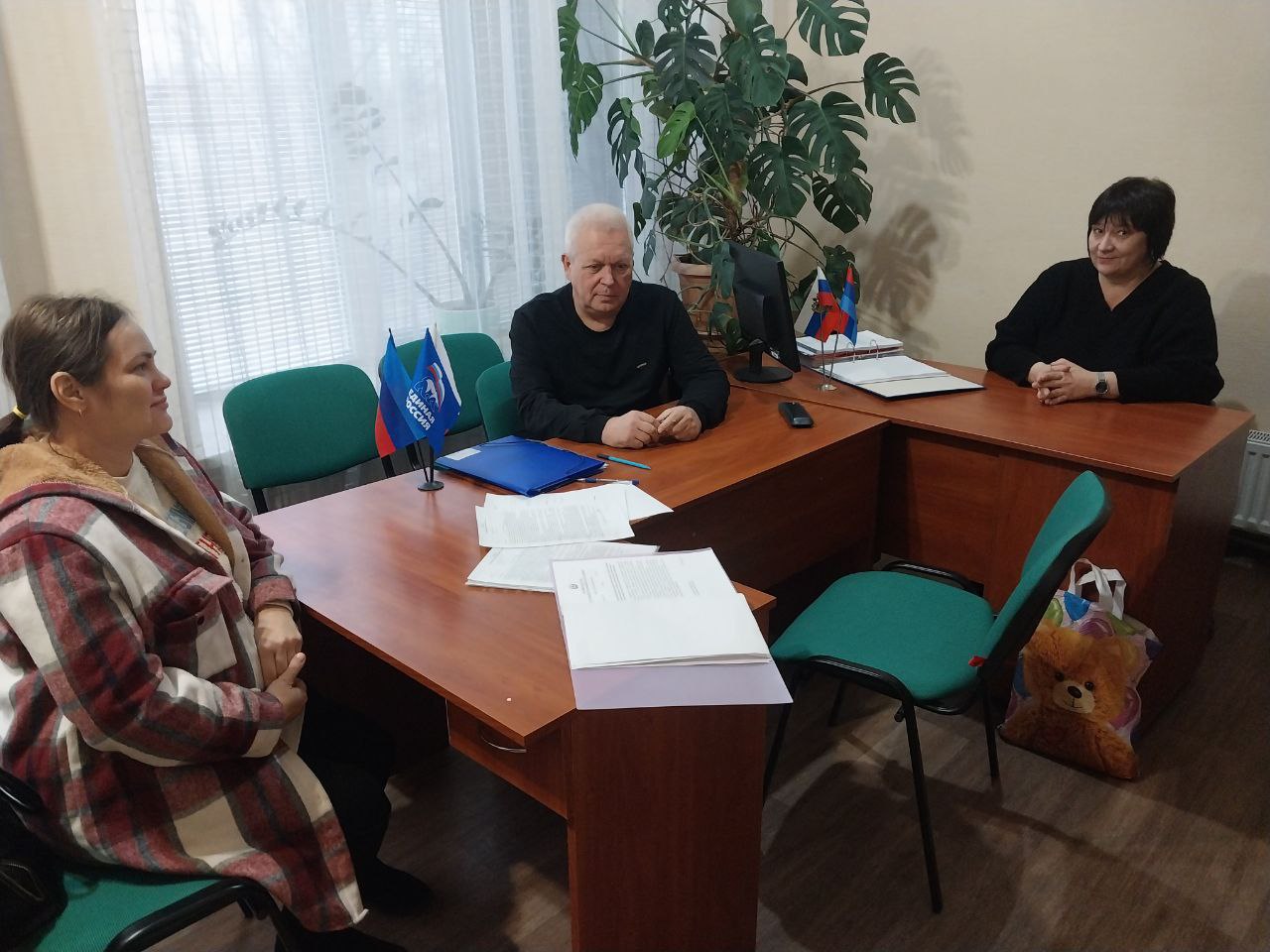 В рамках Декады приемов граждан на вопросы, касающиеся социальной поддержки, ответили депутат Совета округа Леонид Чичкан и руководитель филиала №17 Республиканского центра соцзащиты населения Ольга Ермолик