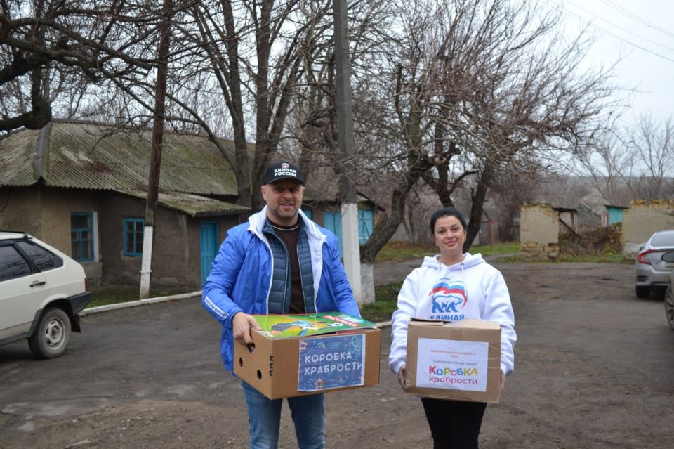Лутугинские единороссы передали «Коробку храбрости» в филиал Георгиевской амбулатория