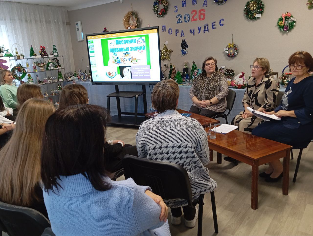 Сегодня в рамках общегородского месячника правовых знаний и акции «16 дней против насилия» в Ровеньковском детском центре научно-технического творчества прошла игра-викторина Сегодня в рамках общегородского месячника правовых знаний и акции «16 дней против насилия» в Ровеньковском детском центре научно-технического творчества прошла игра-викторина