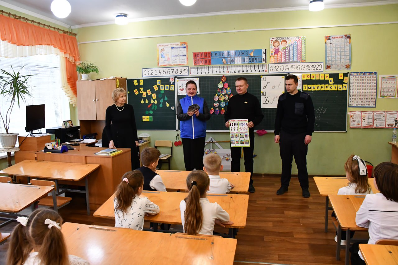 Около 100 светоотражающих наклеек вручили всем первоклассникам Первомайского городского округа Около 100 светоотражающих наклеек вручили всем первоклассникам Первомайского городского округа