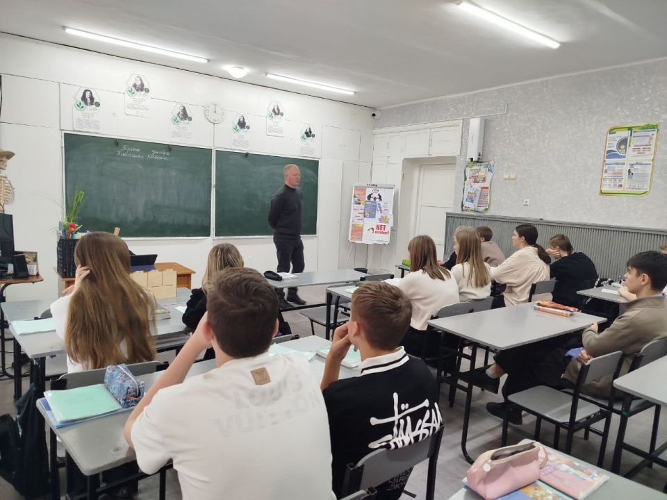 В Ровеньковской школе № 6 им. О.В. Анащенко начальник ОДН МВД России «Ровеньковский» Артем Ревенко провел познавательную беседу, посвященную вопросам противодействия терроризму и экстремизму В Ровеньковской школе № 6 им. О.В. Анащенко начальник ОДН МВД России «Ровеньковский» Артем Ревенко провел познавательную беседу, посвященную вопросам противодействия терроризму и экстремизму