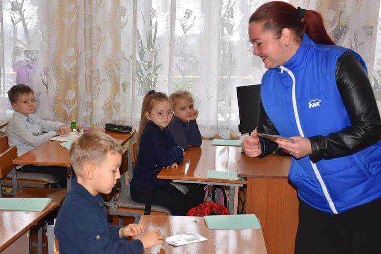 Всем первоклассникам Первомайска вручили светоотражающие наклейки Всем первоклассникам Первомайска вручили светоотражающие наклейки