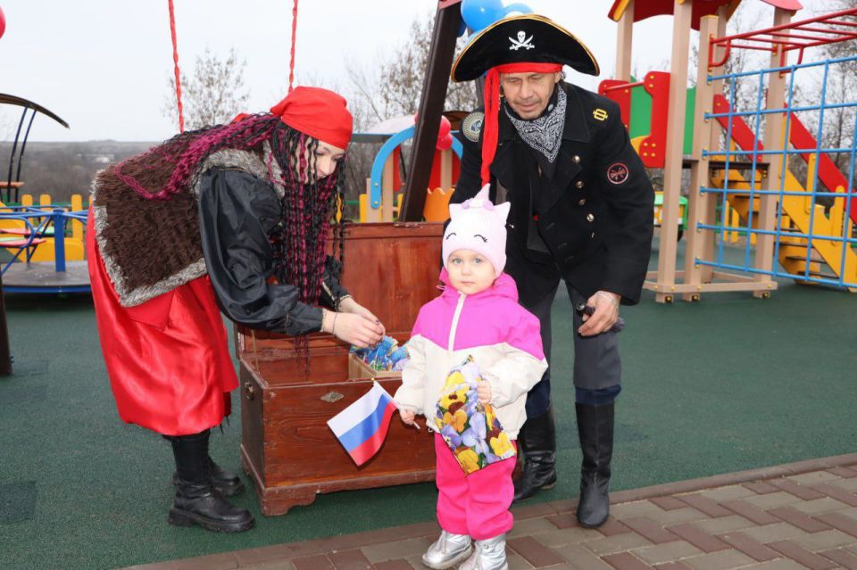 Евгений Бондарь: Торжественное открытие детской площадки «Затейники» Евгений Бондарь: Торжественное открытие детской площадки «Затейники»