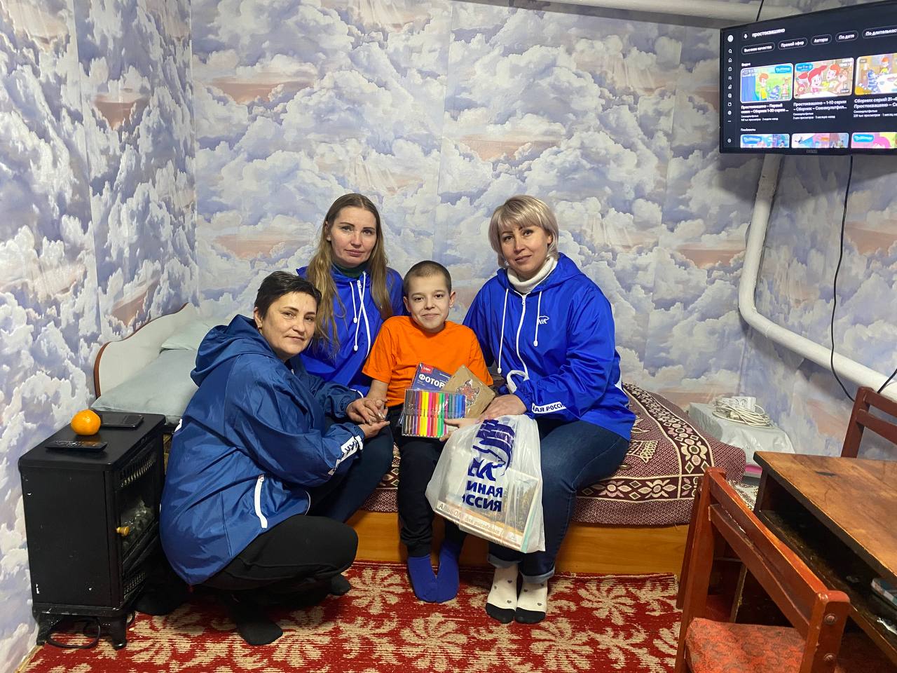 Антрацитовские единороссы подарили радость детям в рамках акции «Коробка храбрости» Антрацитовские единороссы подарили радость детям в рамках акции «Коробка храбрости»