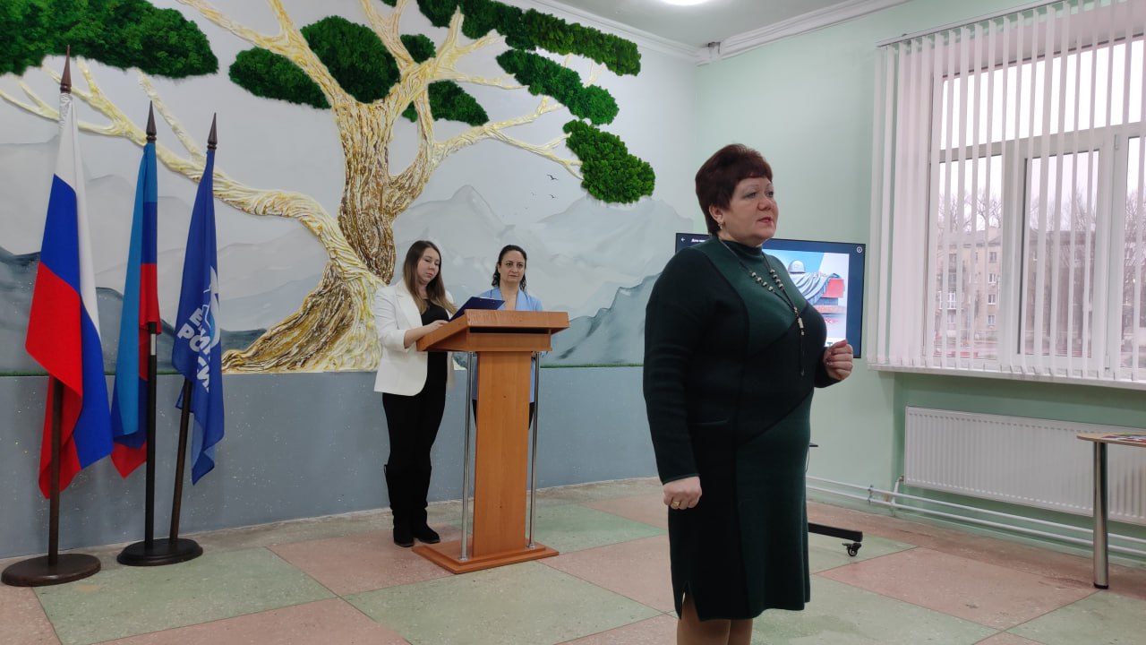 В лекционном зале молодежного пространства «Будь собой!» «Молодогвардейского Дворца культуры «Юность» под эгидой ВПП «Единая Россия» прошел час в историю: «Твой подвиг, солдат, не забыт!»