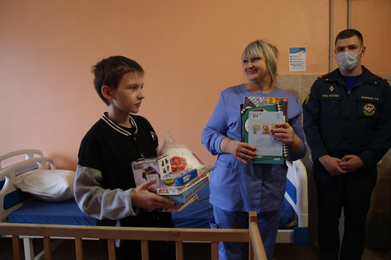 Единороссы передали призы за смелость юным героям в Луганске Единороссы передали призы за смелость юным героям в Луганске