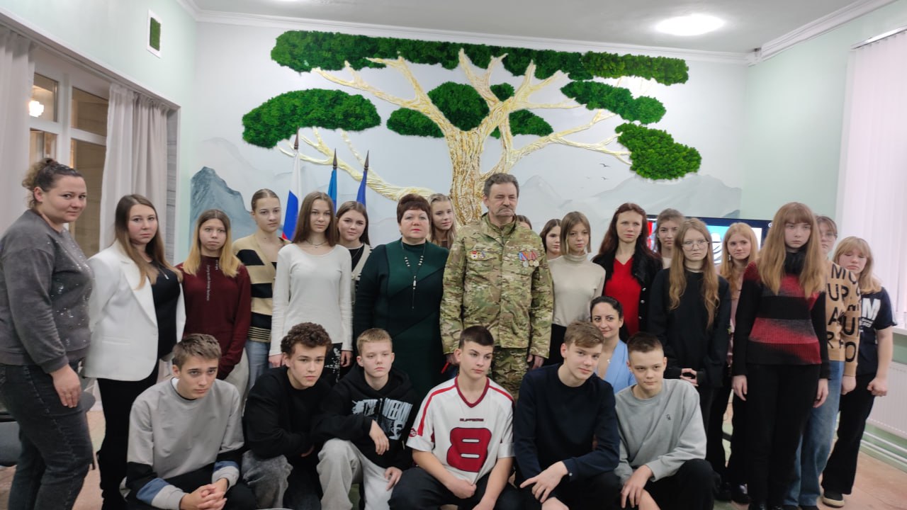 В лекционном зале молодежного пространства «Будь собой!» «Молодогвардейского Дворца культуры «Юность» под эгидой ВПП «Единая Россия» прошел час в историю: «Твой подвиг, солдат, не забыт!» В лекционном зале молодежного пространства «Будь собой!» «Молодогвардейского Дворца культуры «Юность» под эгидой ВПП «Единая Россия» прошел час в историю: «Твой подвиг, солдат, не забыт!»