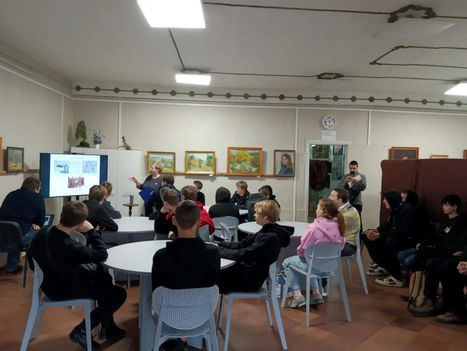 В Кировском историко-художественном музее состоялось мероприятие «Мы помним тебя, Неизвестный солдат», посвящённое Дню Неизвестного солдата, для студентов Кировского транспортного техникума