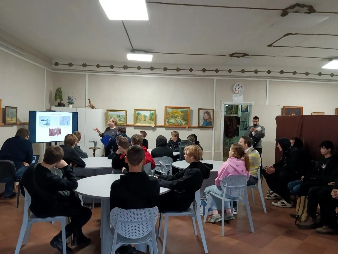 В Кировском историко-художественном музее состоялось мероприятие «Мы помним тебя, Неизвестный солдат», посвящённое Дню Неизвестного солдата, для студентов Кировского транспортного техникума