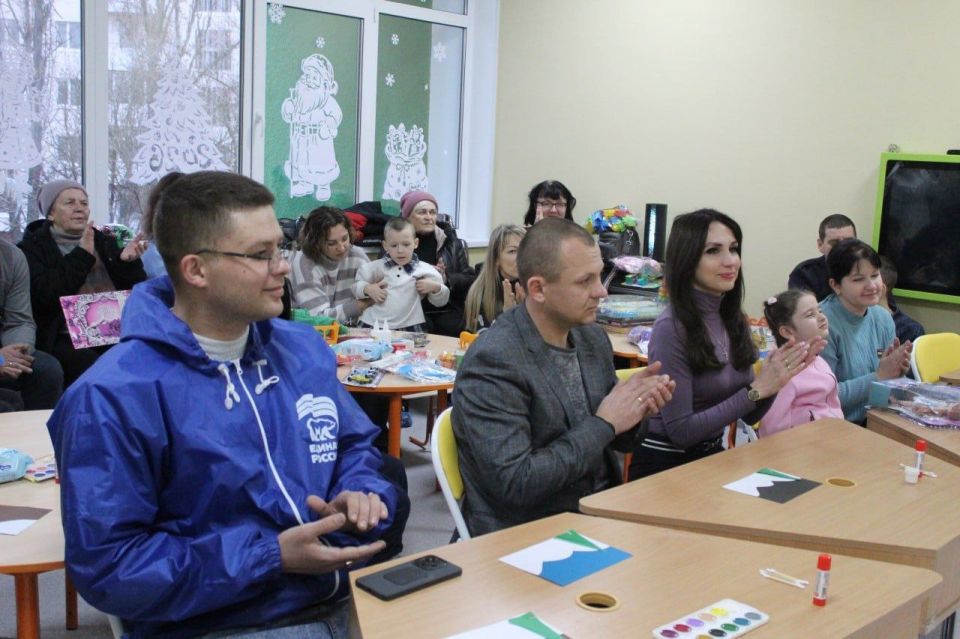 В Северодонецке в рамках Декады добрых дел единорссы передали подарки воспитанникам центра реабилитации детей с инвалидностью "Возрождение" В Северодонецке в рамках Декады добрых дел единорссы передали подарки воспитанникам центра реабилитации детей с инвалидностью "Возрождение"