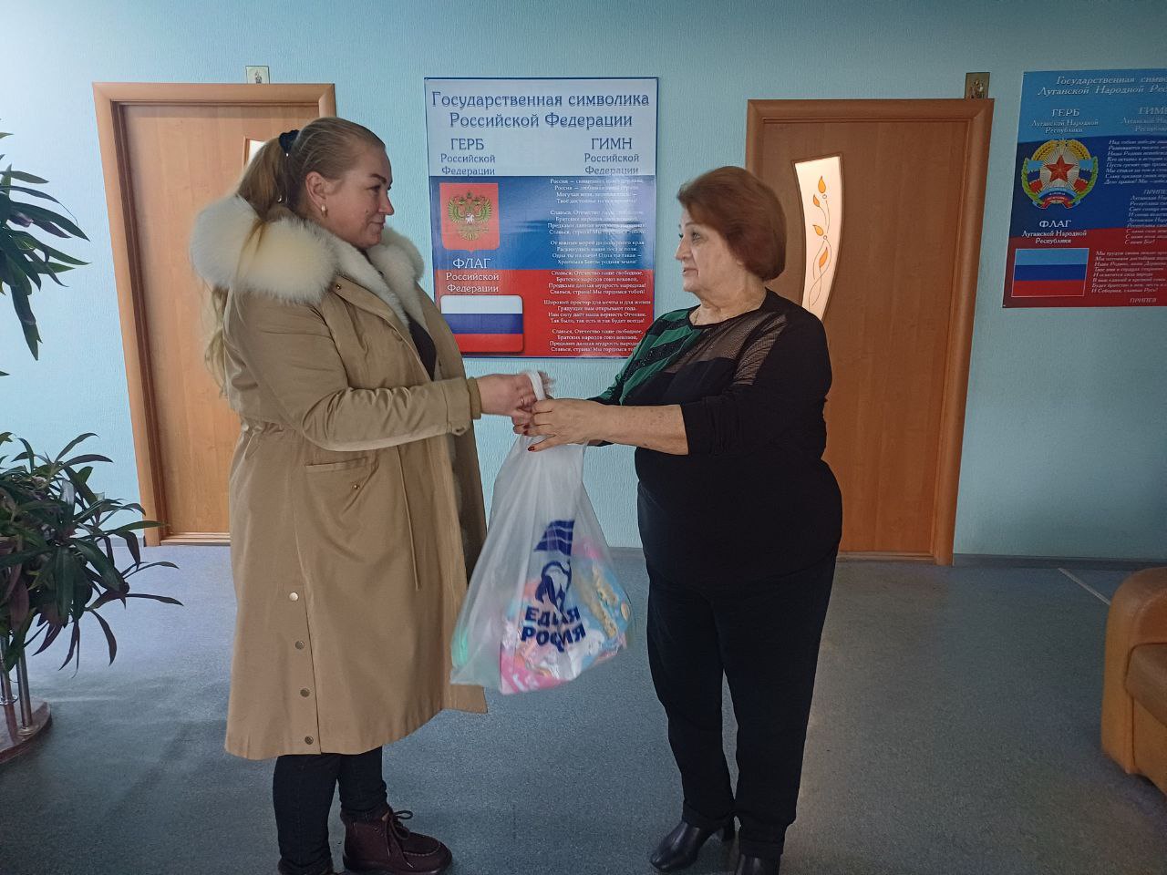 Антрацитовские единороссы подарили радость детям в рамках акции «Коробка храбрости» Антрацитовские единороссы подарили радость детям в рамках акции «Коробка храбрости»