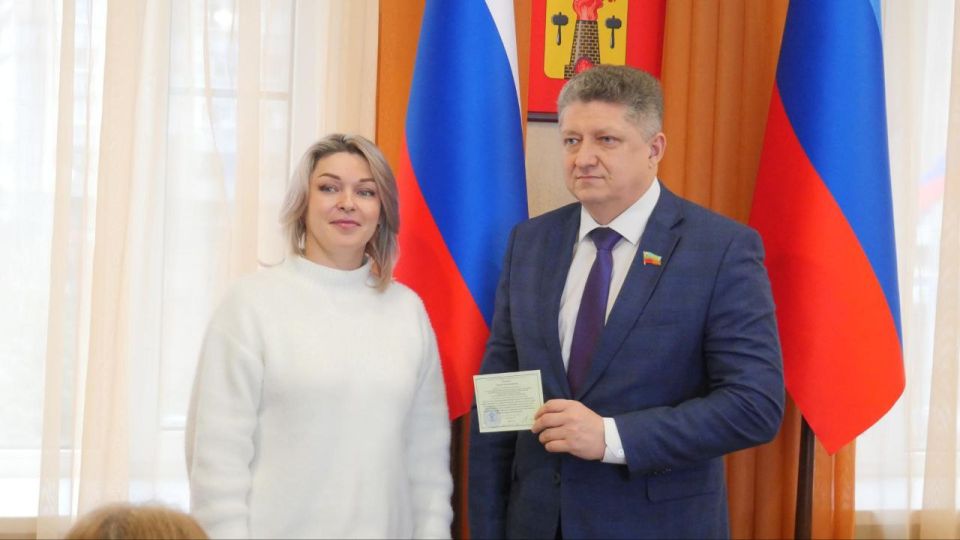 Сергей Цемкало: В Луганске вручили первые удостоверения семейных кураторов Сергей Цемкало: В Луганске вручили первые удостоверения семейных кураторов
