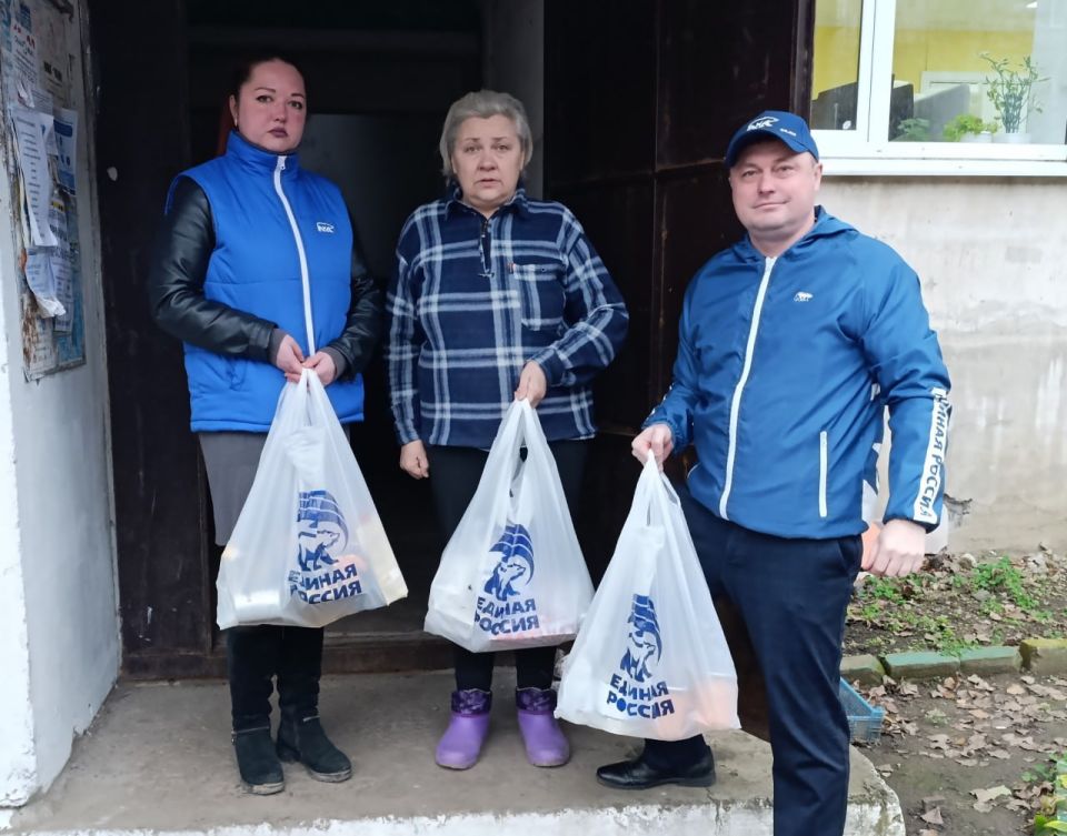 Первомайские единороссы оказали помощь одинокой пожилой женщине