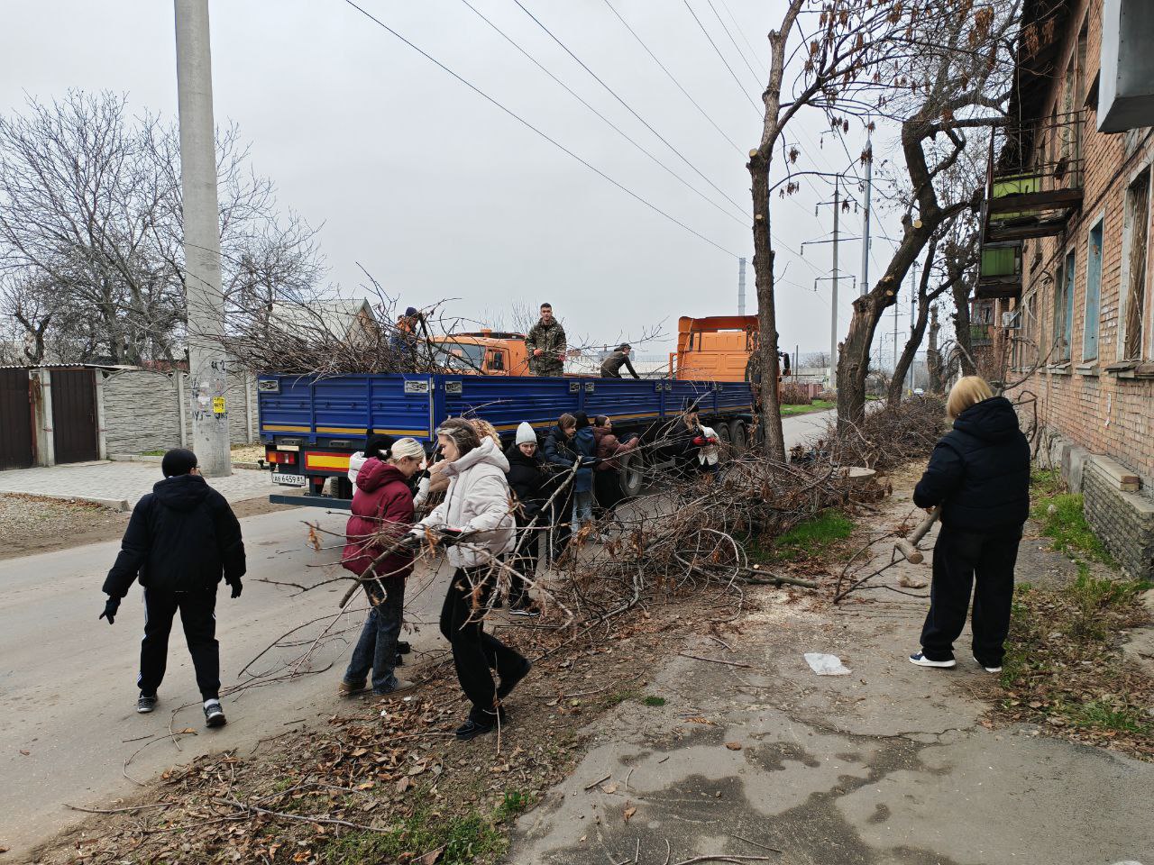 В Луганске прошли два масштабных мероприятия по благоустройству В Луганске прошли два масштабных мероприятия по благоустройству