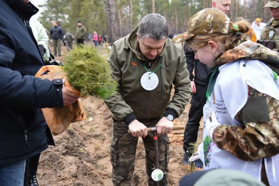 Глава ЛНР Леонид Пасечник поздравил волонтеров региона с Днем добровольца Глава ЛНР Леонид Пасечник поздравил волонтеров региона с Днем добровольца