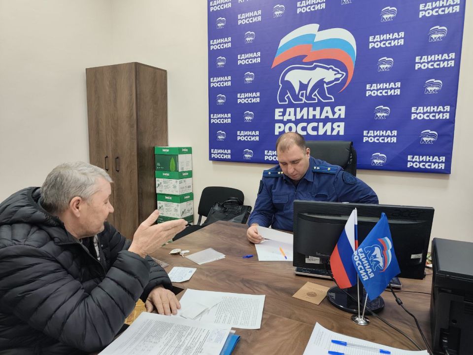 Сегодня в местной общественной приёмной Партии "Единая Россия" состоялся приём граждан по вопросам защиты прав трудящихся Сегодня в местной общественной приёмной Партии "Единая Россия" состоялся приём граждан по вопросам защиты прав трудящихся