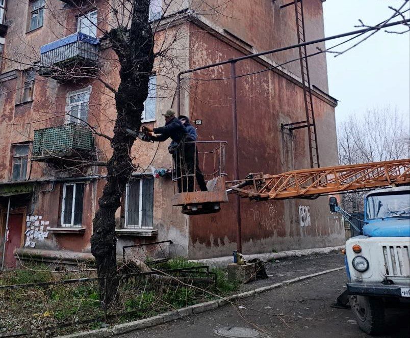 Коммунальные службы проводят работы на территории города Коммунальные службы проводят работы на территории города