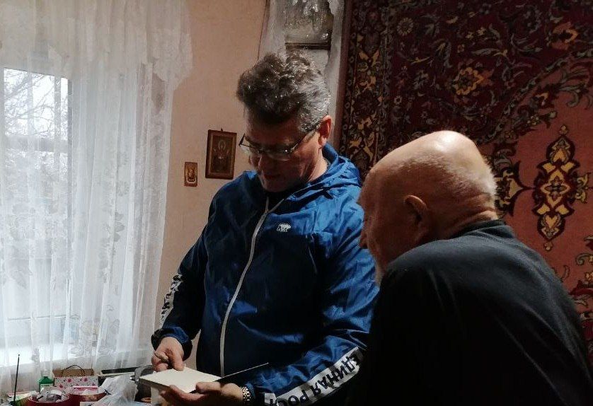 Муниципальный депутат Александр Рыбалка помог маломобильной жительнице Станицы Луганской