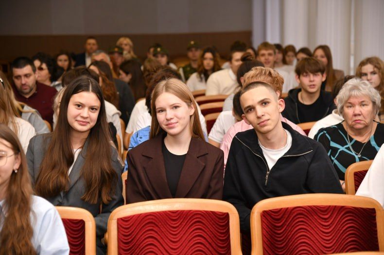 В Свердловске наградили активных волонтеров В Свердловске наградили активных волонтеров