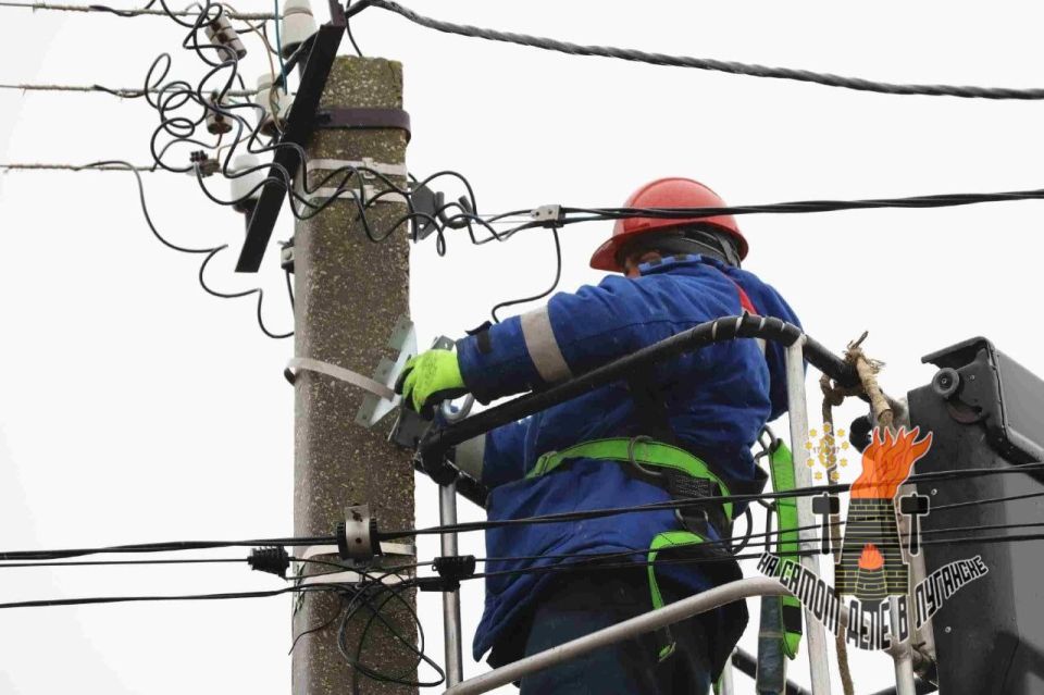 Энергетики ЛНР восстанавливают электроснабжение