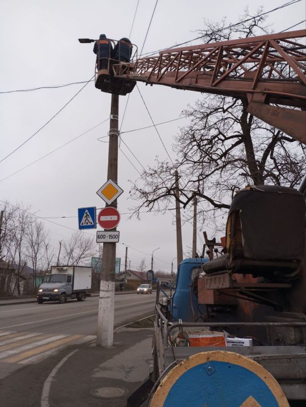 Коммунальные службы проводят работы на территории города Коммунальные службы проводят работы на территории города